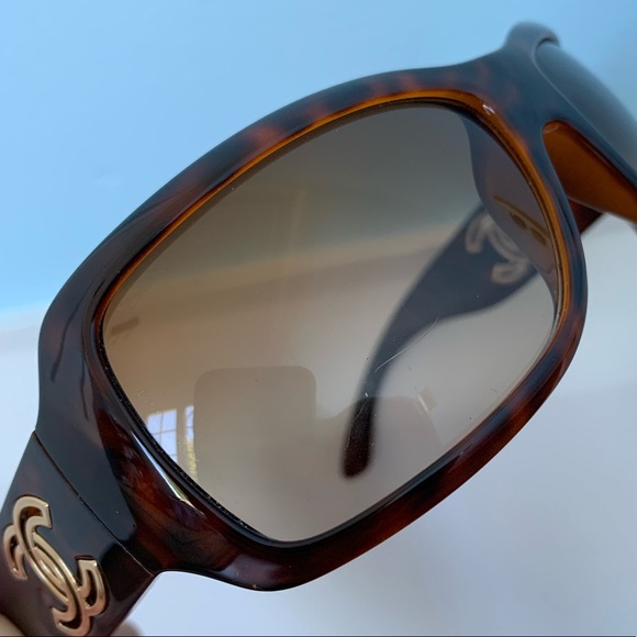 CHANEL sunglasses- tortoise shell with gold detail - Picture 7 of 7